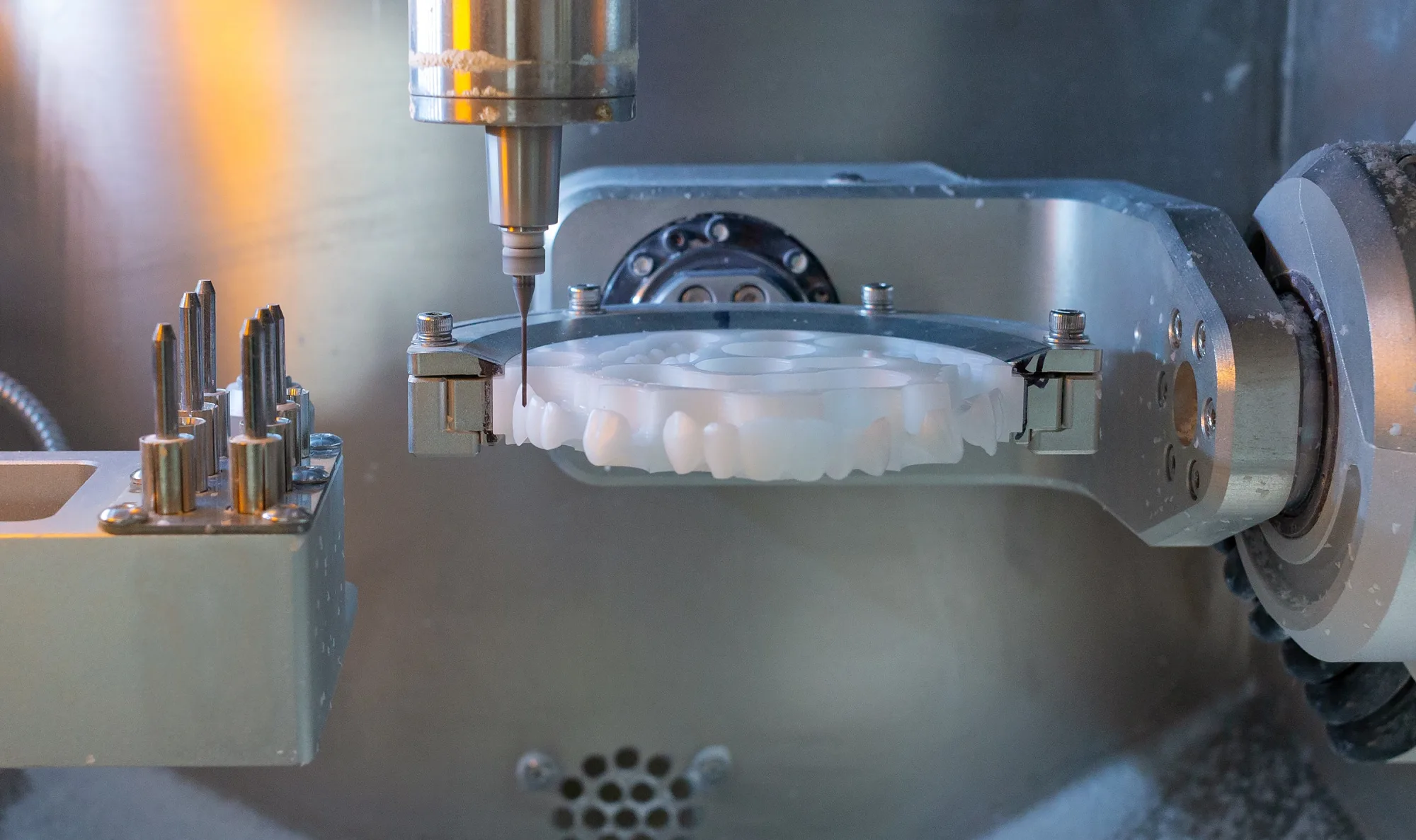 Detailaufnahme einer Zirkonoxid-Restauration in der Fräsmaschine