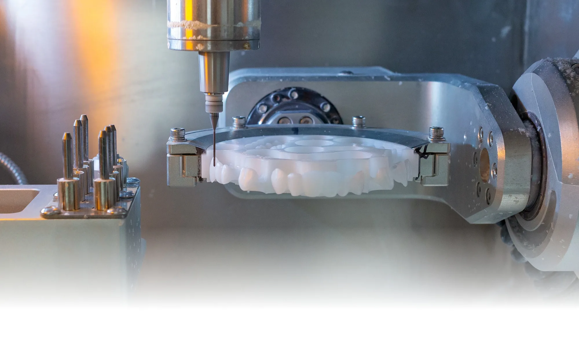 5-Achs-Fräsmaschine mit eingespanntem Zirkonoxid-Rohling