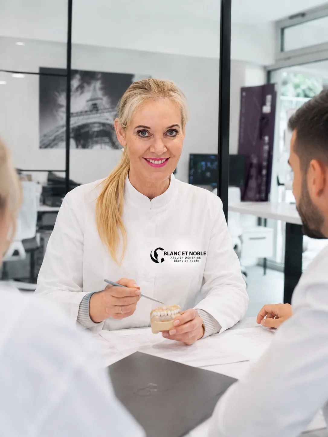 Anja Wessel, Gründerin und Geschäftsführerin von Blanc et Noble, im weißen Kittel bei der Beratung im Atelier